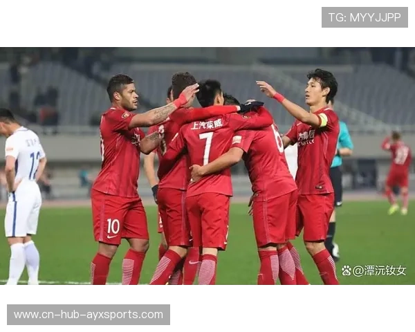 上港队员表现抢眼，顶住对手压力，上港队训练