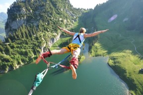 爱游戏全站app注册-季后赛临近，哪些队伍有望出奇制胜？，季后赛打什么